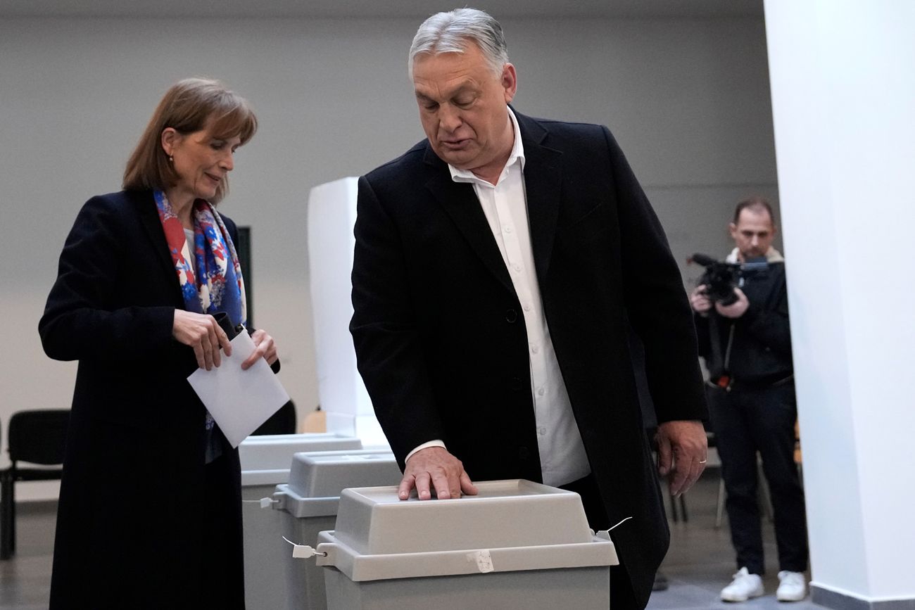 El primer ministro húngaro, Viktor Orbán, y su esposa, Aniko Levai, emitieron su voto en un colegio electoral de Budapest, Hungría, este domingo 12 de abril de 2026.

