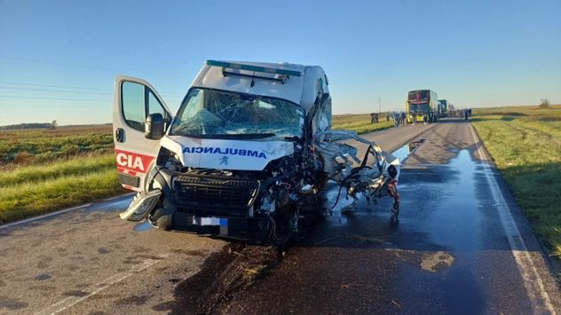 Un muerto y cinco heridos tras un choque de una camioneta y una ambulancia en la ruta 35, cerca de Vicuña Mackenna. 
