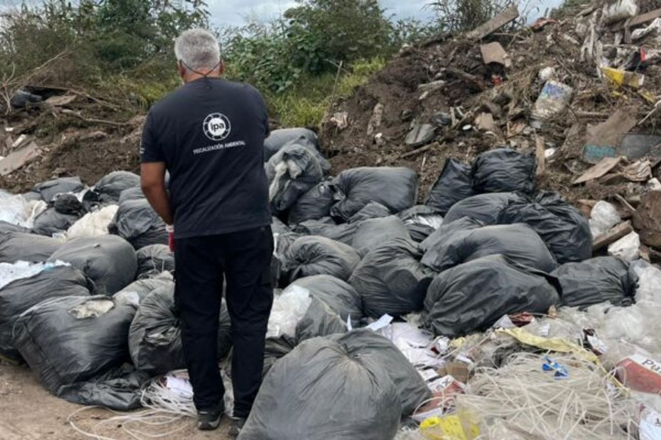 Los agentes municipales detectaron el arrojo de los residuos en un macro basural cercano a la droguería. (Municipalidad de Córdoba) 