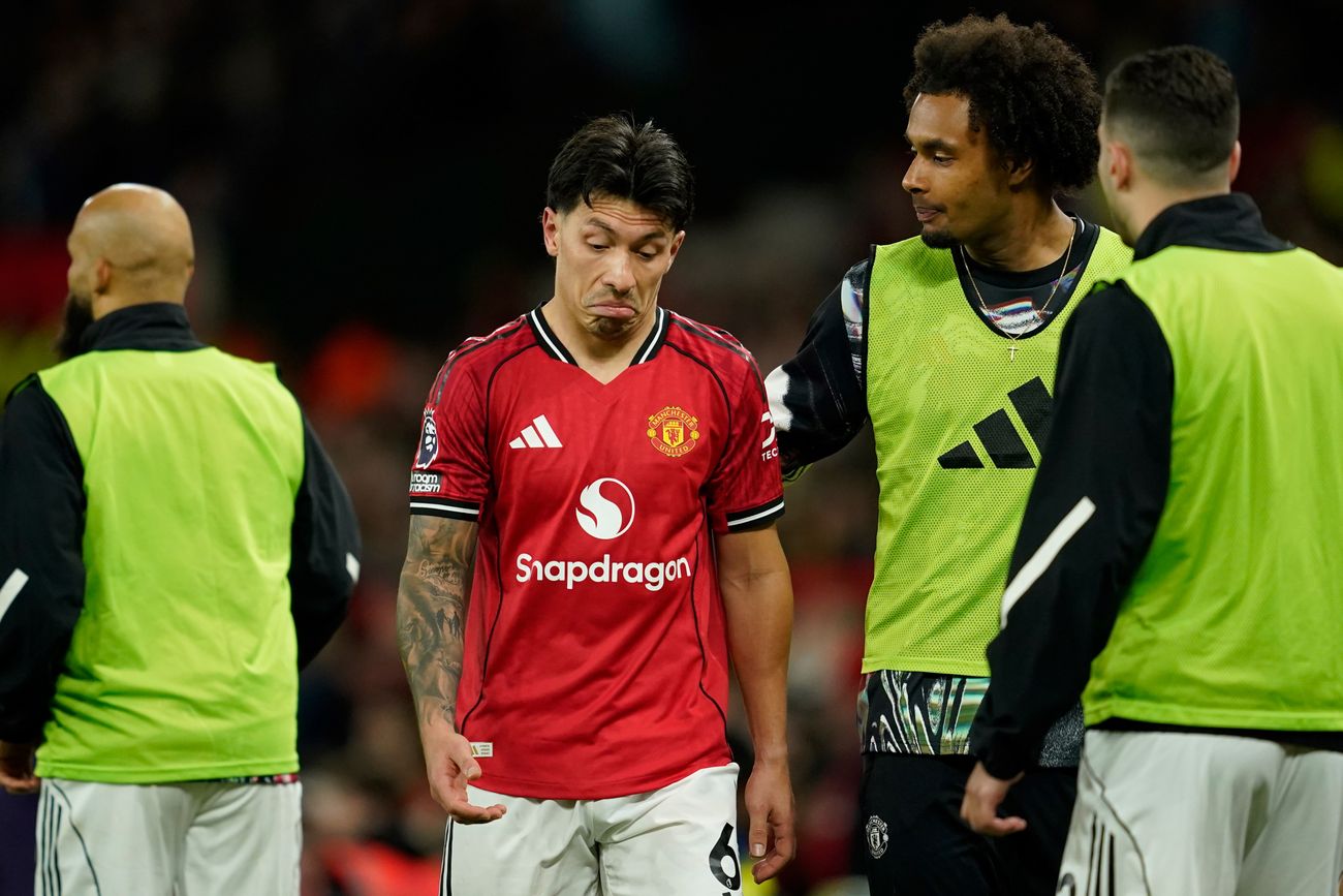 Lisandro Martínez, expulsado por tirarle del pelo a un rival en el partido entre Manchester United y Leeds. 