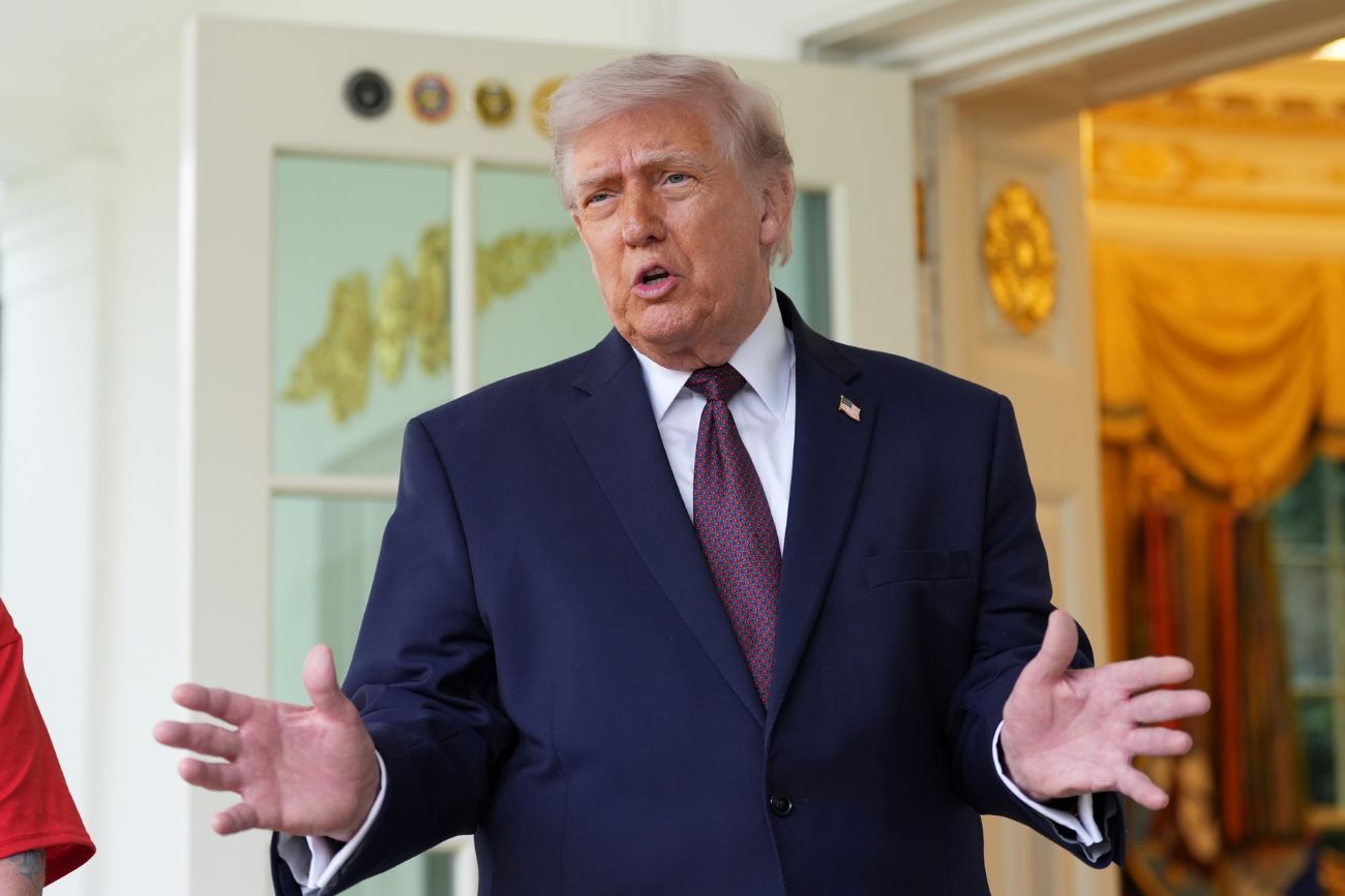 El presidente Donald Trump habla frente al Despacho Oval de la Casa Blanca, el lunes 13 de abril de 2026, en Washington. 