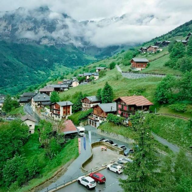 Un pueblo europeo busca habitantes y paga miles de euros: qué condiciones pide.
