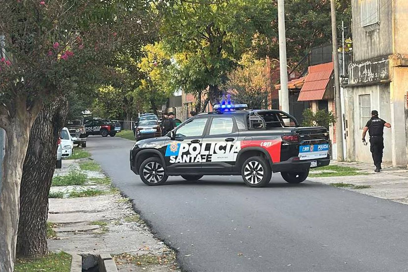 La Policía de Santa Fe respondió a una amenaza de bomba dejada en una nota en una escuela de Rosario. (Infobae)