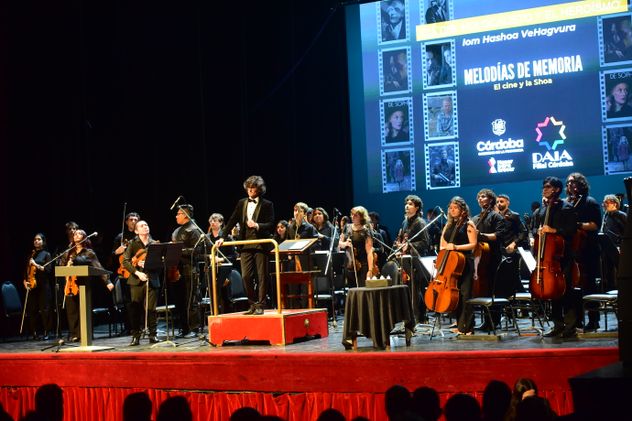 Acto homenaje por el 83° aniversario del Levantamiento del Gueto de Varsovia. Melodías de memoria: el cine y la Shoá en el teatro San Martín Con la participación de la Orquesta Académica del Teatro del Libertador dirigida por Damián Mahler
