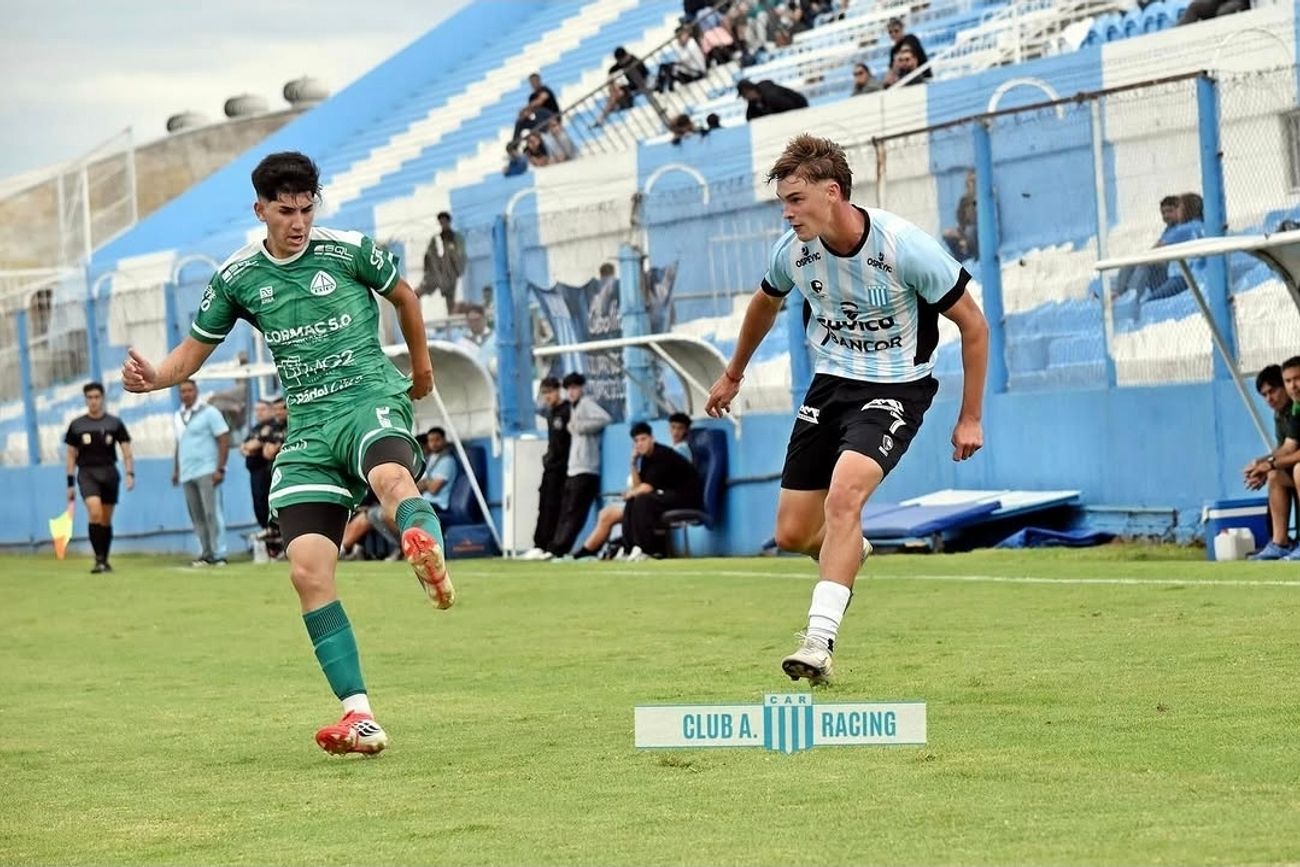 Alfie James. El delantero australiano marcó los tantos de Racing en el 2-2 ante Barrio Parque, por la LCF. En 2025, el entonces DT Hernán Medina lo llevó al banco ante Tristán Suárez y Gimnasia y Tiro. (Prensa Racing)