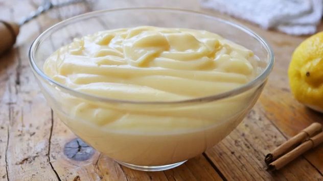 La crema pastelera de limón es una opción fresca y versátil, ideal para rellenos o como postre rápido.