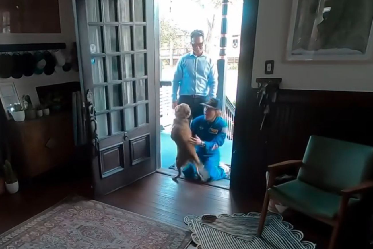 El emotivo reencuentro de la astronauta Christine Koch con su perrita tras la misión lunar