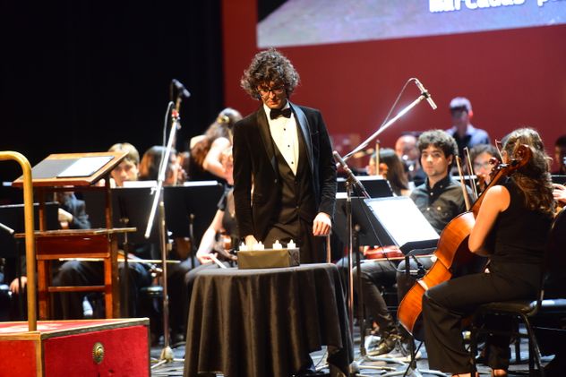 Acto homenaje por el 83° aniversario del Levantamiento del Gueto de Varsovia. Melodías de memoria: el cine y la Shoá en el teatro San Martín Con la participación de la Orquesta Académica del Teatro del Libertador dirigida por Damián Mahler