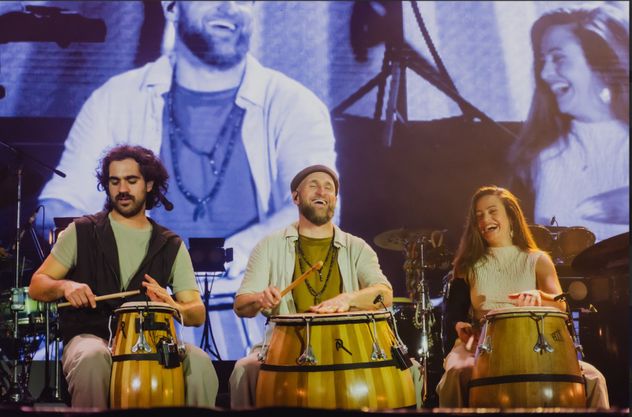 La cuerda de tambores en el concierto de Jorge Drexler en el Quality Arena. (Gentileza Andrea Zana)