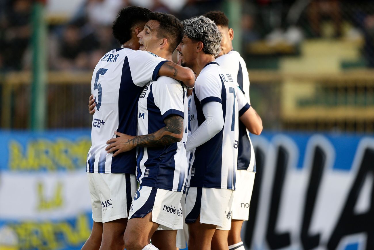 Todo Talleres abraza a Maidana, autor de los dos goles de Talleres en la victoria ante Defensa y Justicia de visitante. (Fotobaires)