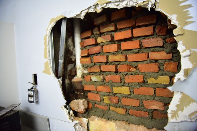Boquete: se llevaron una caja fuerte llena de joyas y oro por un hueco en una pared de una playa de estacionamiento. (Javier Ferreyra)