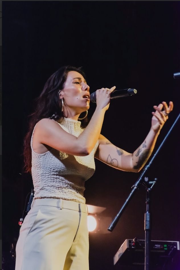 Miriam “LaTrece” Sánchez, en el concierto de Jorge Drexler en el Quality Arena. (Gentileza Andrea Zana)