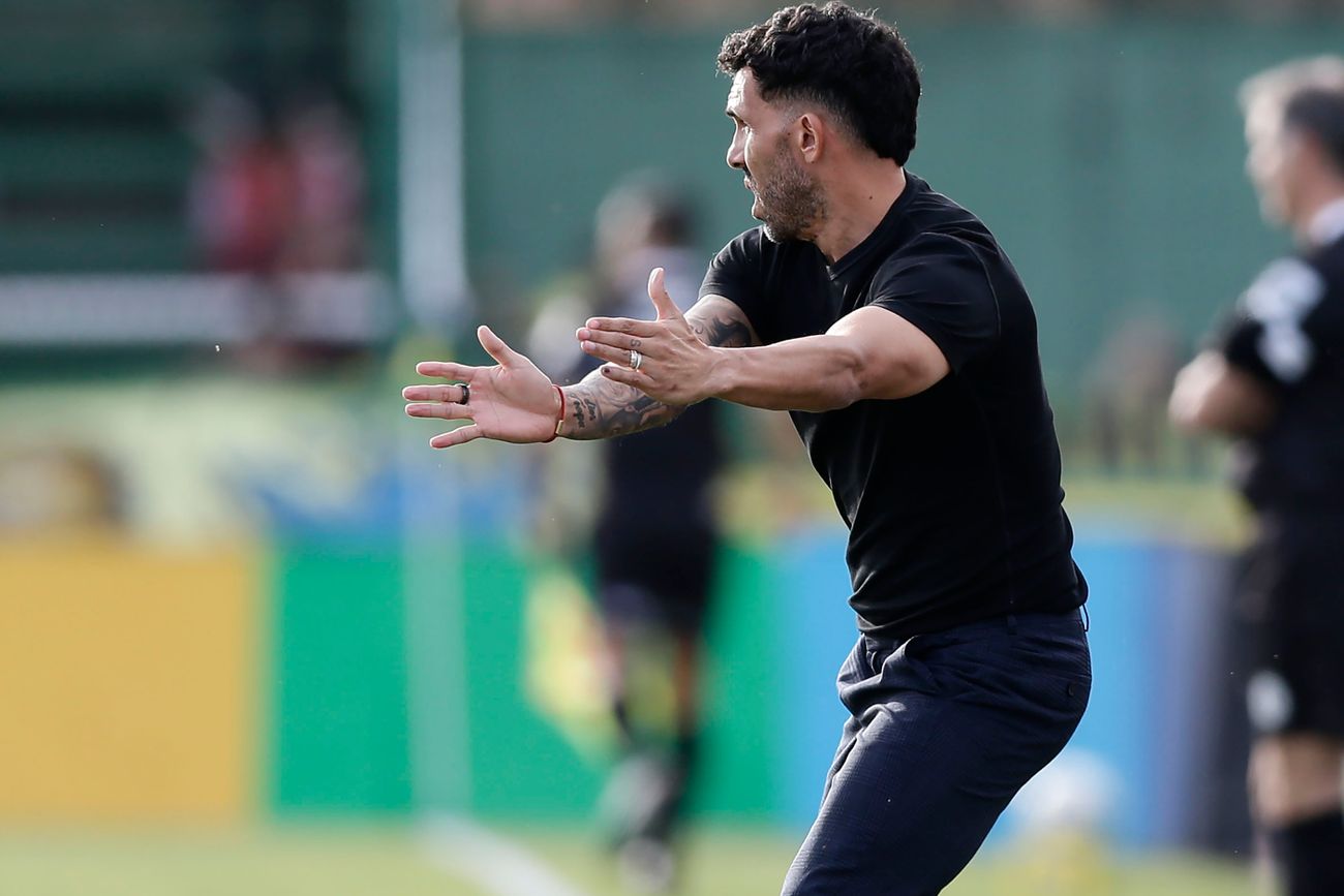 Carlos Tevez, DT de Talleres, en el partido ante Defensa y Justicia. La "T" ganó por 2 a 1 y por el mismo marcador lo había hecho frente a Independiente. De visitante definirá su posición en la fase regular del Apertura. 
