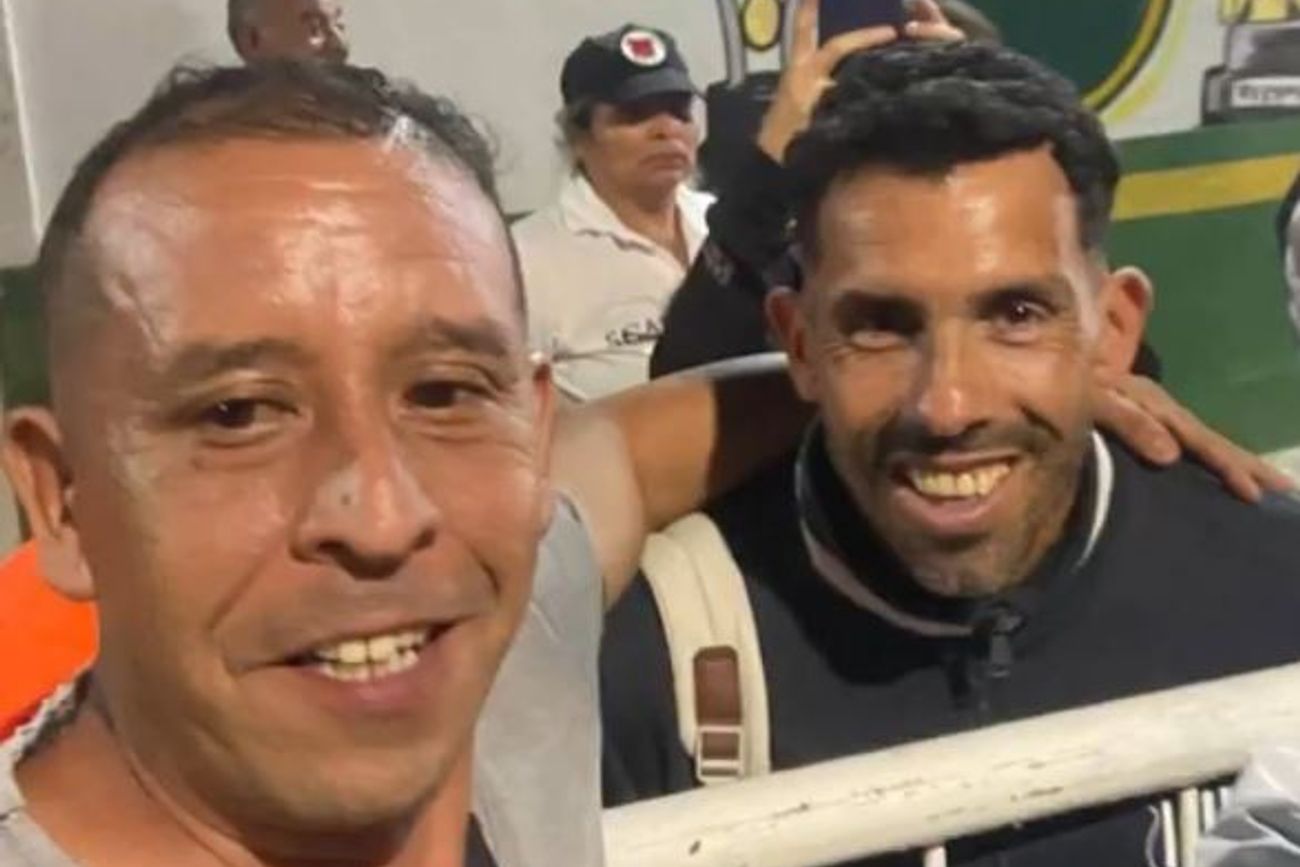 Un hincha de Defensa y Justicia se sacó una selfie con Carlos Tevez. 