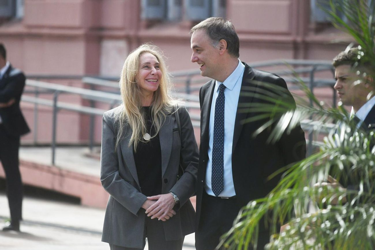 El jefe de Gabinete, Manuel Adorni, con Karina Milei.