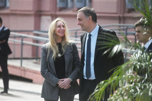 El jefe de Gabinete, Manuel Adorni, reapareció públicamente en una recorrida por el Instituto Malbrán