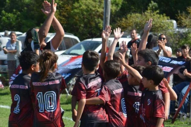 Atacaron a piedrazos un micro de fútbol infantil en Miramar: un nene de 6 años está grave