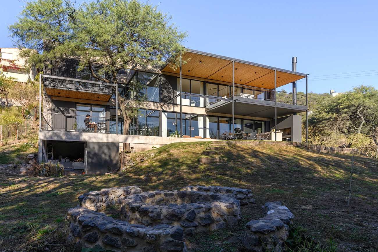 Ese espacio tradicional de los argentinos que invita a la reunión y a la comida puede aprovecharse más allá del verano(Proyecto Casa dos muros; estudio SET arquitectos).
