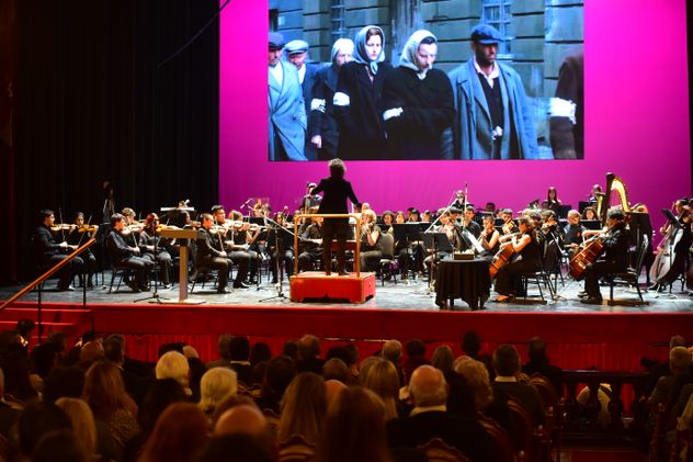 Acto homenaje por el 83° aniversario del Levantamiento del Gueto de Varsovia. Melodías de memoria: el cine y la Shoá en el teatro San Martín Con la participación de la Orquesta Académica del Teatro del Libertador dirigida por Damián Mahler