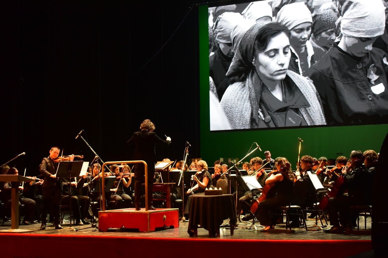 Acto homenaje por el 83° aniversario del Levantamiento del Gueto de Varsovia. Melodías de memoria: el cine y la Shoá en el teatro San Martín Con la participación de la Orquesta Académica del Teatro del Libertador dirigida por Damián Mahler
