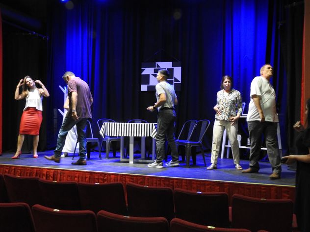 "También hay grises", obra de teatro que se presenta en Teatro La Llave.
