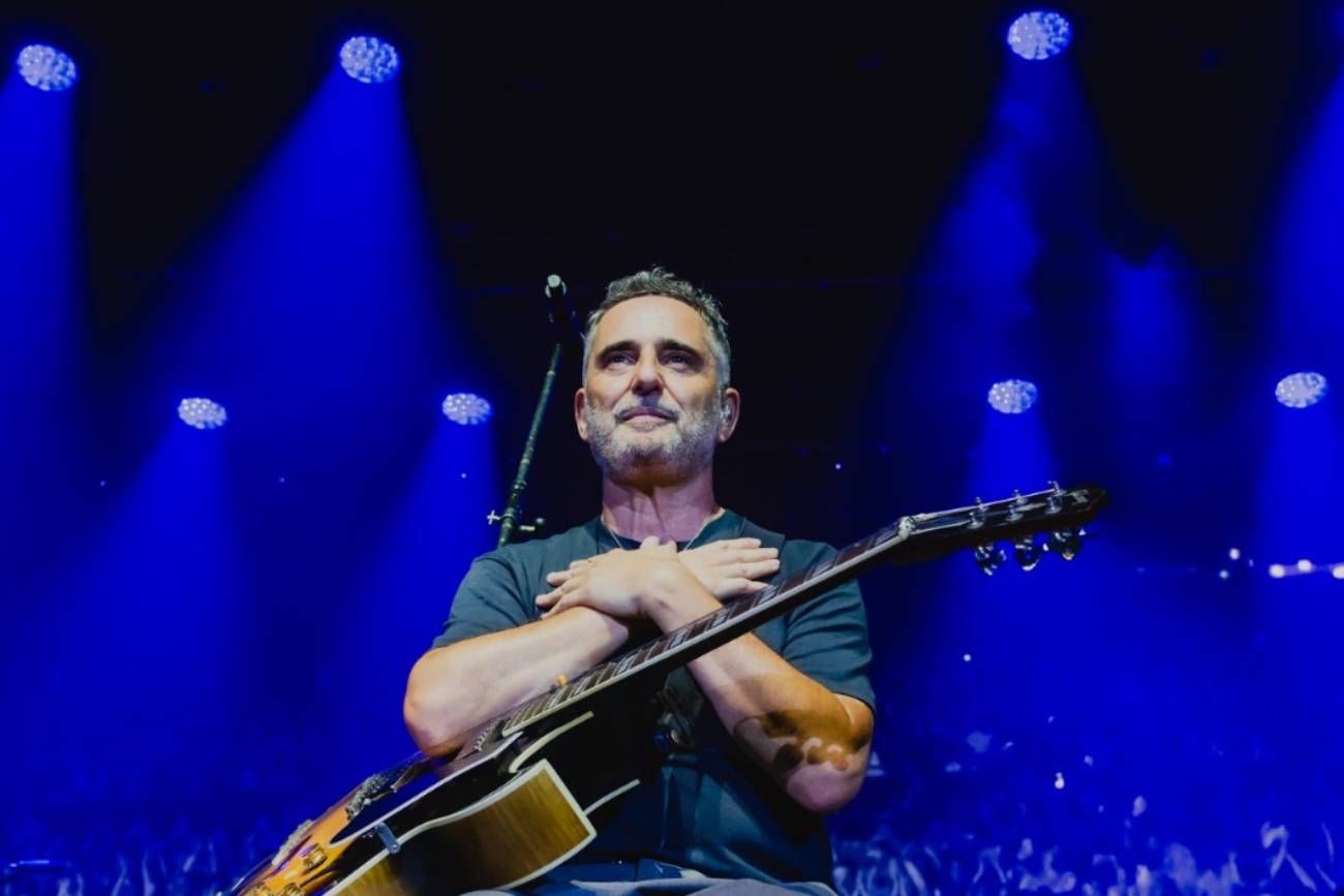 Jorge Drexler, con sus manos en el corazón durante su reciente concierto en Córdoba. (Gentileza Andrea Zana)