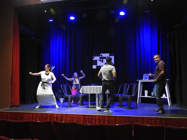"También hay grises", obra de teatro que se presenta en Teatro La Llave.