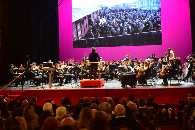 Acto homenaje por el 83° aniversario del Levantamiento del Gueto de Varsovia. Melodías de memoria: el cine y la Shoá en el teatro San Martín Con la participación de la Orquesta Académica del Teatro del Libertador dirigida por Damián Mahler
