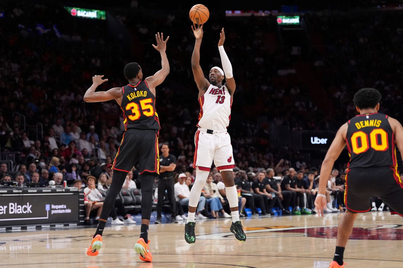 Miami Heat, desde atrás, busca un lugar en los playoffs de la NBA. (AP)