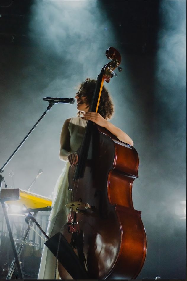 La madrileña Ale López, en el concierto de Jorge Drexler en Quality Arena. (Gentileza Andrea Zana)