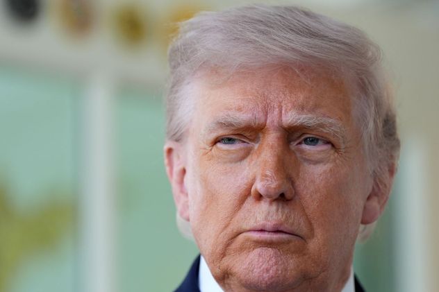El presidente Donald Trump habla frente al Despacho Oval de la Casa Blanca, el lunes 13 de abril de 2026, en Washington.
