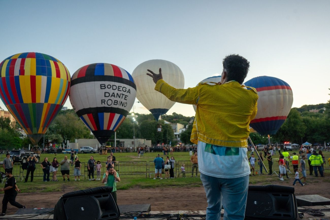 Más de 30.000 personas colmaron Río Ceballos durante la segunda edición del Encuentro Internacional de Globos Aerostáticos, que convirtió a la ciudad en epicentro turístico de las Sierras Chicas.