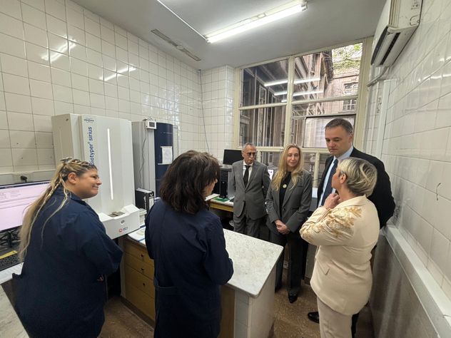 El jefe de Gabinete, Manuel Adorni, reapareció públicamente en una recorrida por el Instituto Malbrán