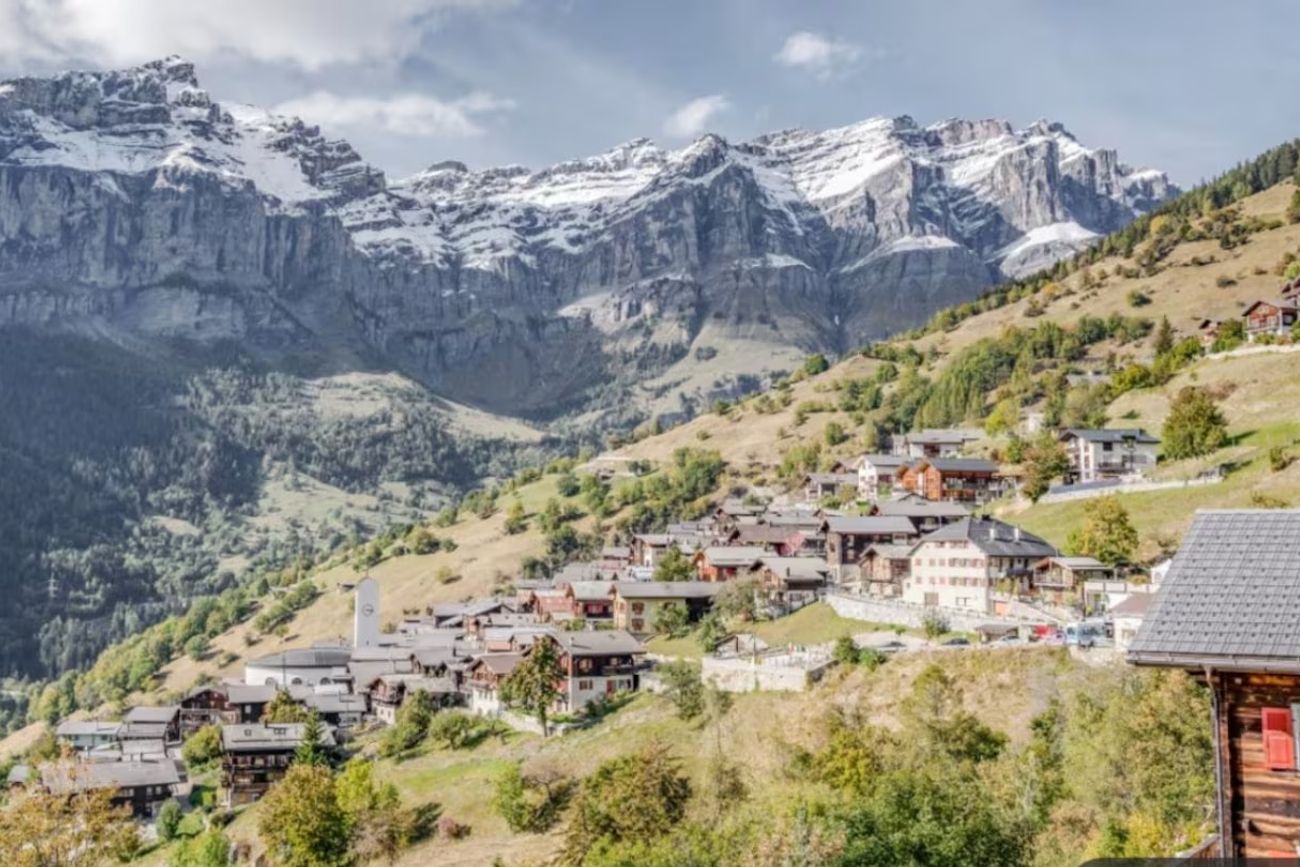 Un pueblo europeo busca habitantes y paga miles de euros: qué condiciones pide.