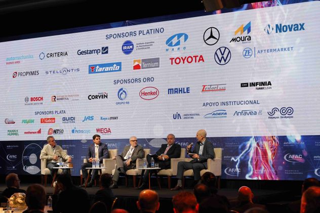 En el marco de Automechanika Buenos Aires 2026, expusieron la problemática de la industria Igor Calvet, presidente de Anfavea; Claudio Sahad, titular de Abipeças-Sindipeças; Rodrigo Pérez Graziano, presidente de Adefa y Juan Cantarella, presidente ejecutivo de Afac. (Gentileza Afac)