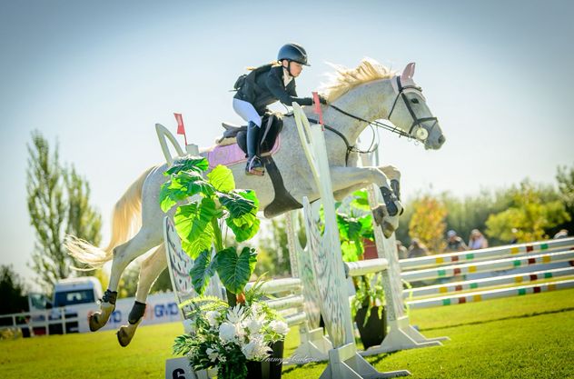 Amazonas y jinetes de Alta Gracia lograron primeros puestos en una competencia provincial.