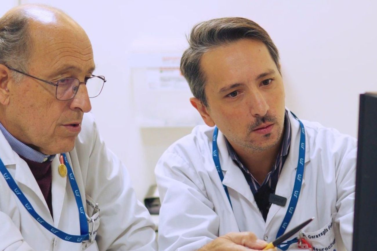El doctor Enrique Herrera junto al doctor Federico Garavaglia, miembros del Servicio de Neurocirugía del Sanatorio Allende y especialistas en Neurocirugía Funcional.