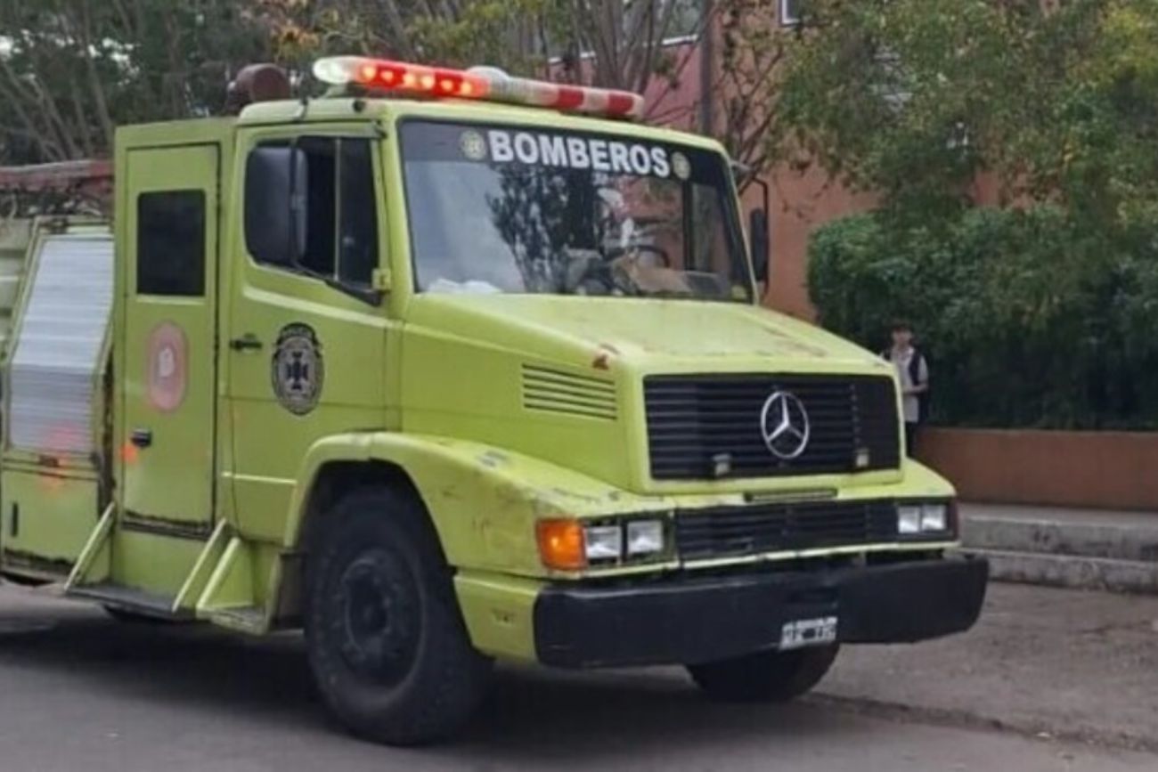 Susto en un colegio: explotó una botella durante un experimento y debieron evacuar el edificio