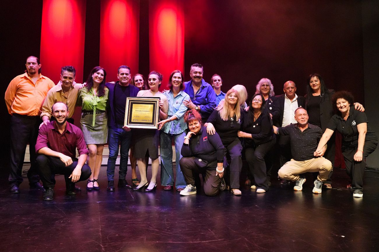Marcelo Rodio entregó a la Comedia Cordobesa una placa de reconocimiento por su gran aporte a la cultura.