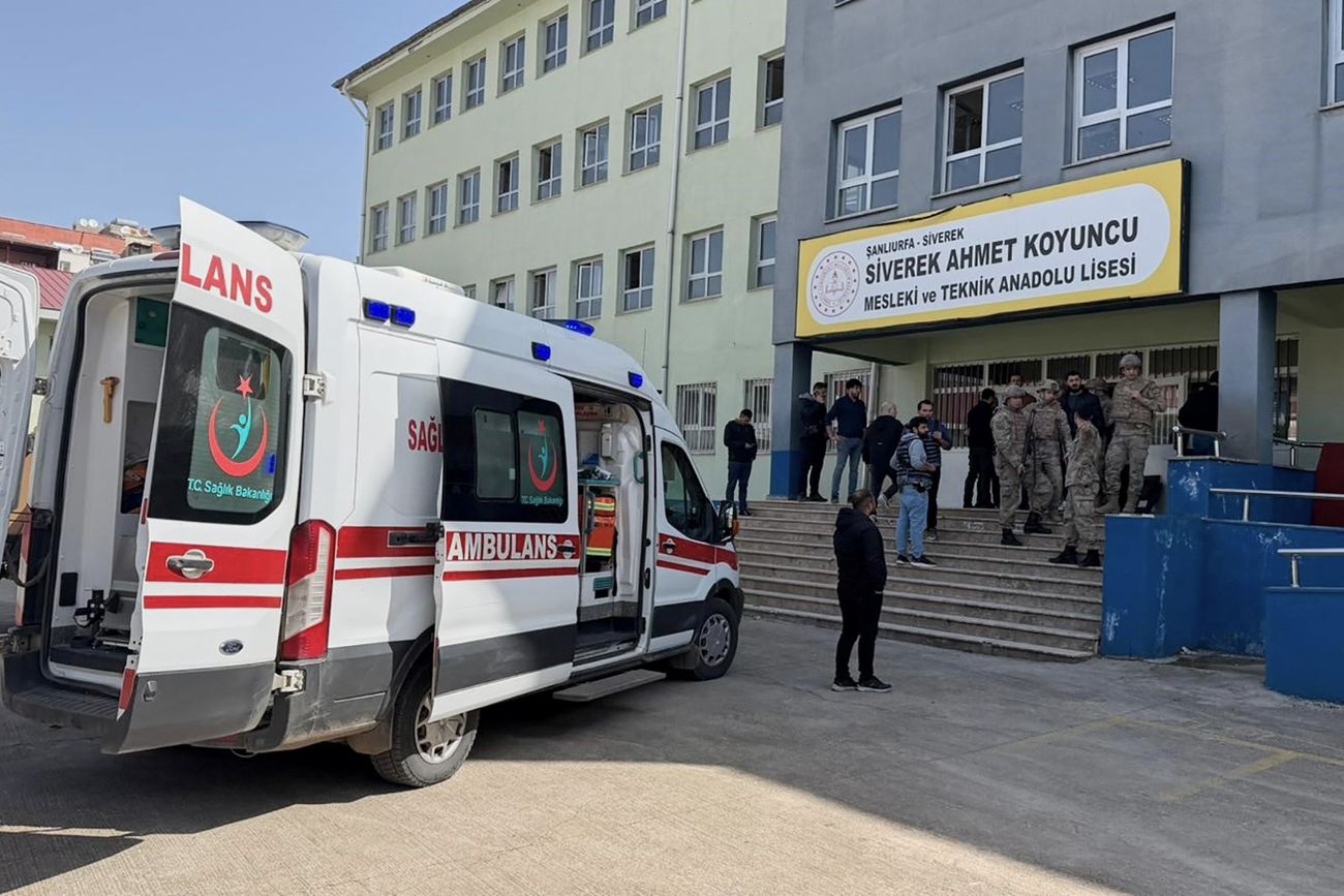 Ataque en el colegio, en Siverek. (Mevlut Bayraktar/IHA vía AP)
