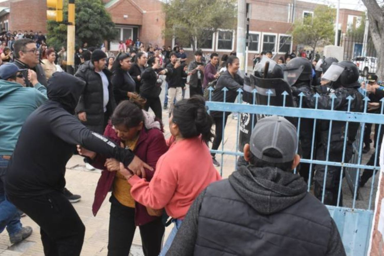 Padres protestaron en una escuela de Chubut por denuncias: un alumno habría abusado sexualmente de otros