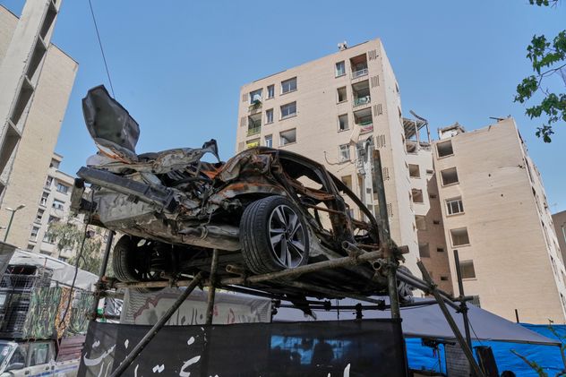 Un coche dañado se muestra en un conjunto residencial que, según las autoridades, fue alcanzado el 4 de marzo durante la campaña militar estadounidense-israelí, en el sureste de Teherán, Irán. (Vahid Salemi)