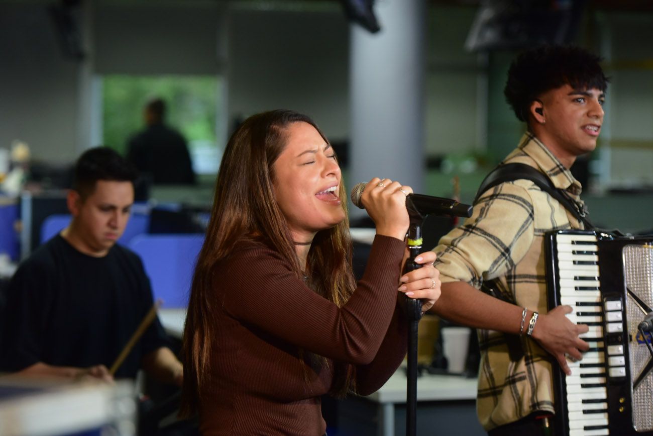 Valentina Márquez, cantante, en el ciclo Micro Abierto en la redacción de La Voz.