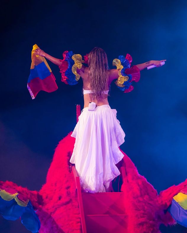 Karol G en Coachella con la bandera de Colombia.