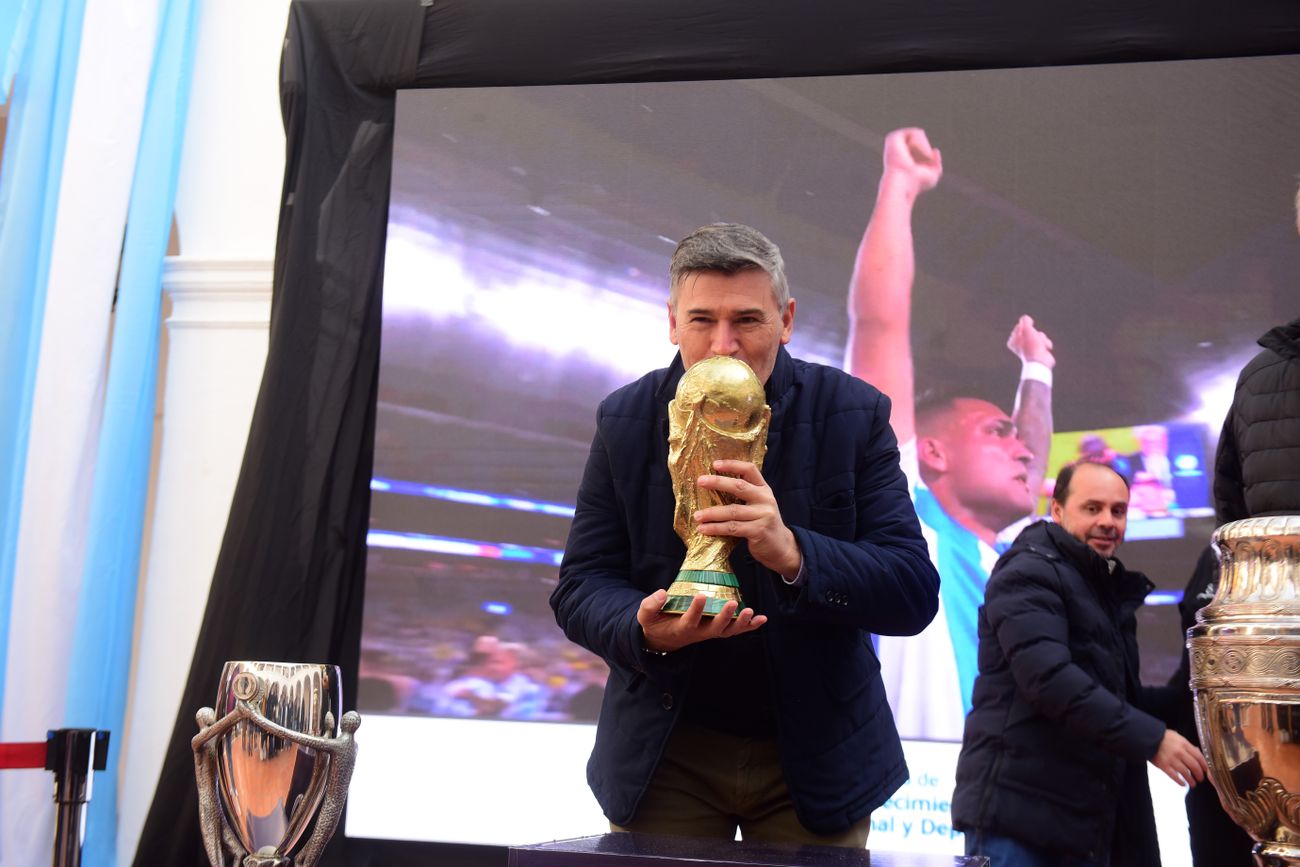 Daniel Passerini besa la Copa del Mundo. 