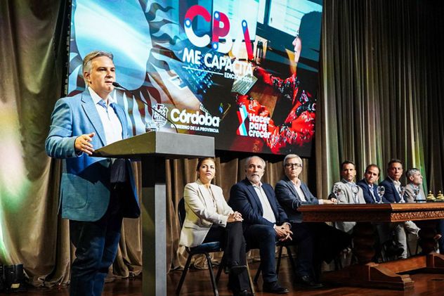 El gobernador Martín Llaryora se involucró personalmente en la negociación con la UEPC. Escuchó la postura de más 200 docentes, a los que convocó al Centro Cívico. (Prensa Gobierno de Córdoba)