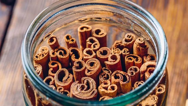 Mezclar canela y vinagre: el truco casero que limpia, desinfecta y perfuma toda la casa.