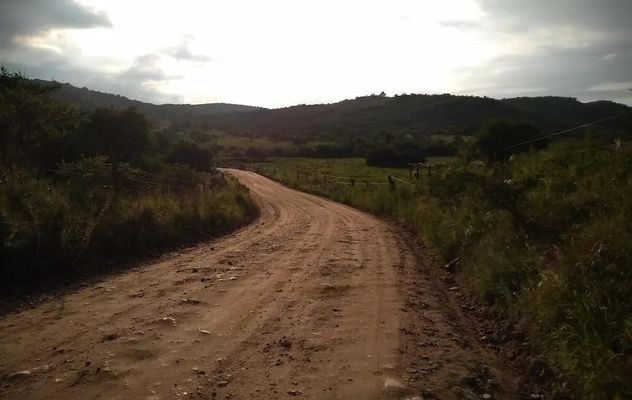 El actual camino de tierra, entre montes y cerros bajos, de Santa Rosa de Calamuchita a Soconcho/Las Bajadas.
