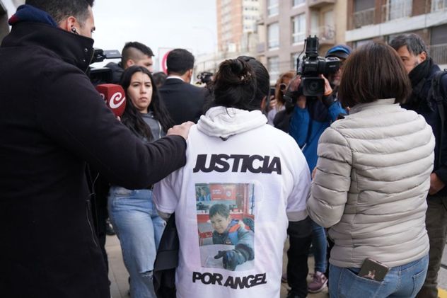 La madrastra de Ángel, con un buzo para pedir justicia por el nene de cuatro años muerto.