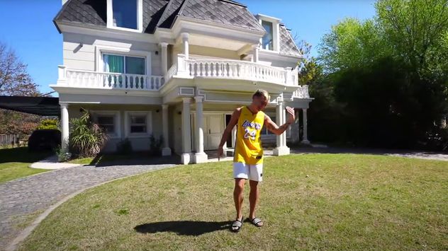 El influencer abrió las puertas de su casa y sorprendió con sus espacios amplios, su jardín con pileta y una impactante vista al lago.